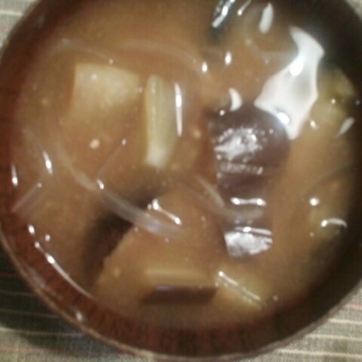 茄子と玉ねぎの味噌汁